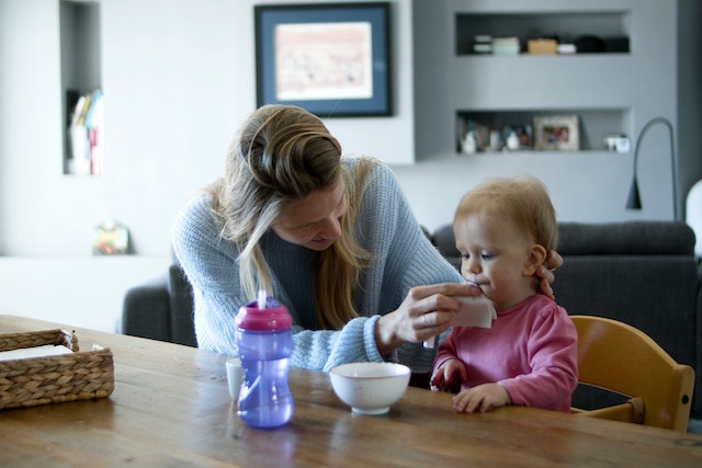 Worauf Sie bei der Auswahl eines Babysitters für Ihr Kind achten sollten